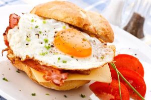 Bánh mì kẹp trứng là đồ ăn cho người đau dạ dày có cách thực hiện đơn giản