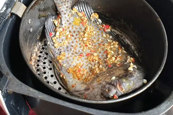 Nướng cá dìa trên bếp than
